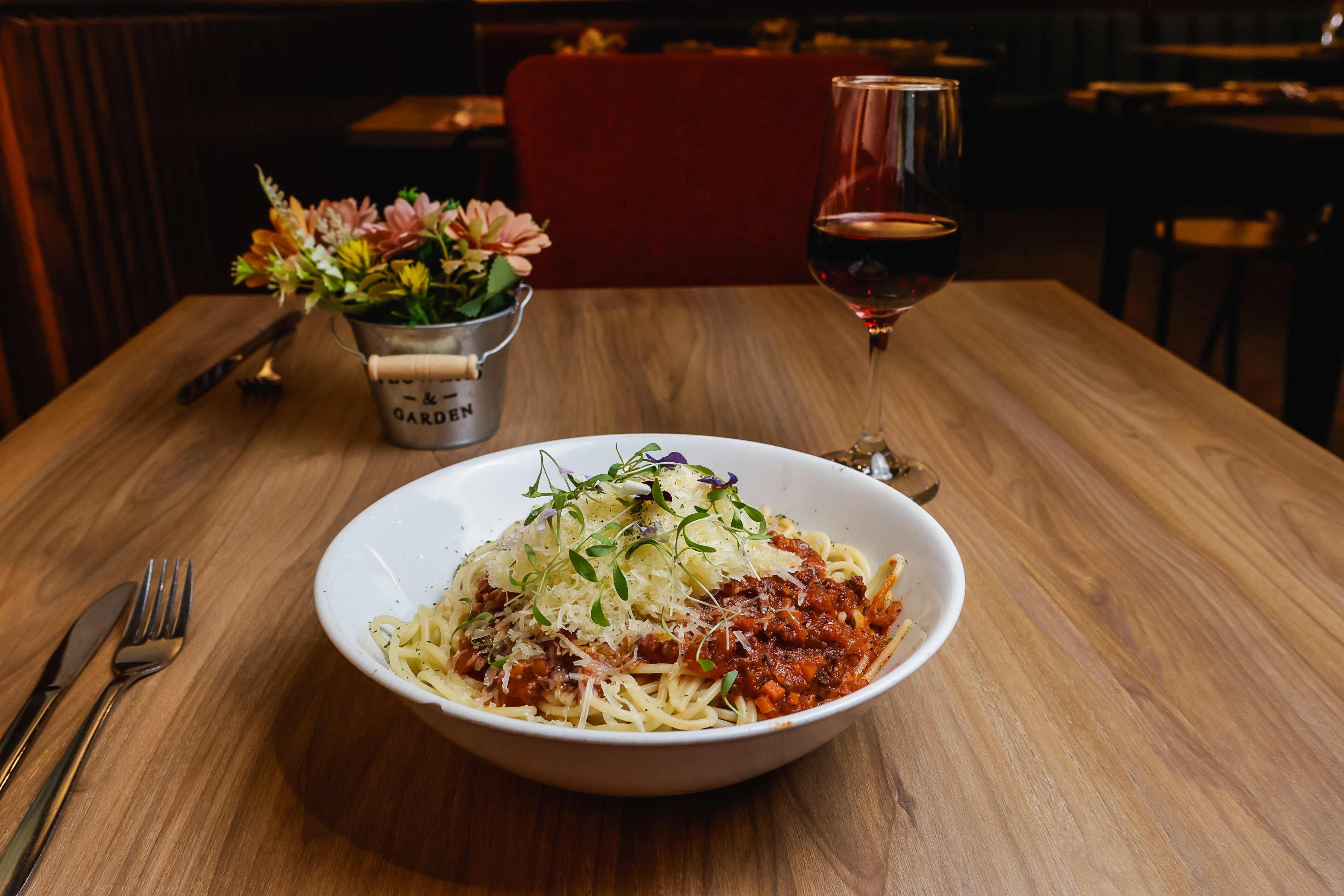 Pasta a la boloñesa con queso parmesano y vino tinto en Luigi's Metepec